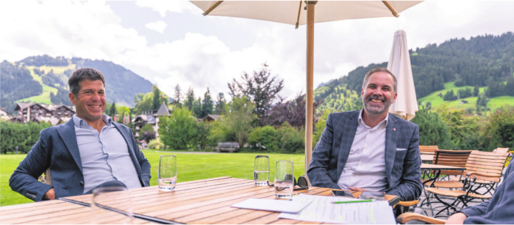 Im Interview: Martin Nydegger (rechts), Direktor von Schweiz Tourismus, und Flurin Riedi, Direktor von Gstaad Saanenland Tourismus. FOTOS: MARCO MINNIG