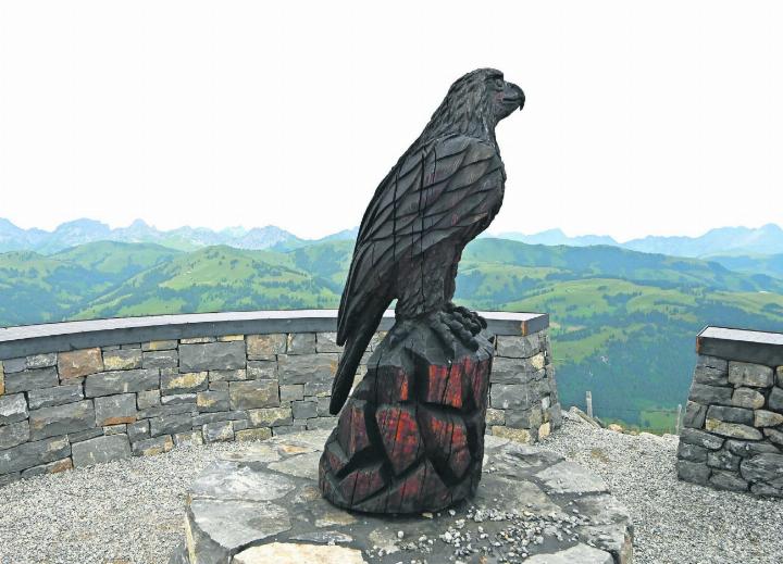 Der hölzerne Adler, der seit nunmehr 15 Jahren auf dem Rinderberg «sitzt», wurde in die Aussichtsplattform integriert. Geschnitzt hat ihn seinerzeit Hansueli Knöri.