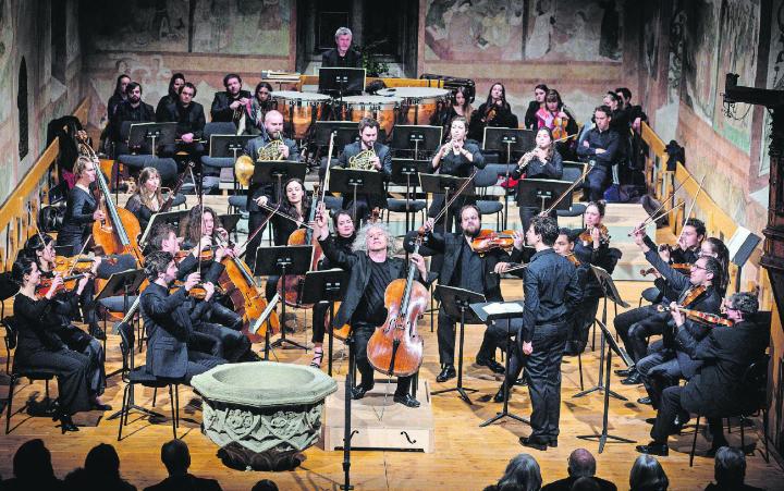 Am Samstag fand in der Kirche Saanen das letzte Konzert des Musikfestivals «Sommets Musicaux de Gstaad» statt. Unter anderem trat der weltweit bekannte englische Cellist Steven Isserlis (Mitte) auf. FOTOS: RAPHAEL FAUX