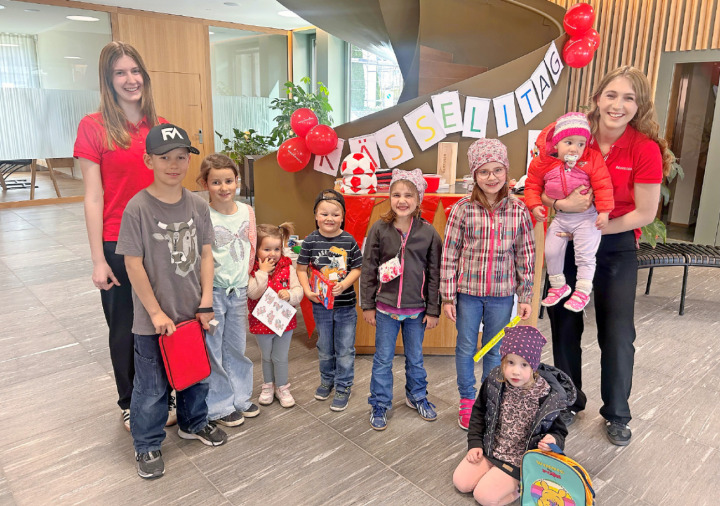 Lernende mit Kindern am Kässelitag 2026 der Raiffeisenbank Obersimmental-Saanenland. FOTO: ZVG