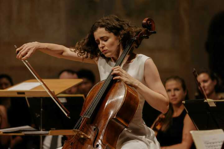 Anastasia Kobekina gibt als Zugabe einen für Solo-Cello arrangierten Fandango von Luigi Boccherini zum Besten. (Fotos: Theresa Pewal)
