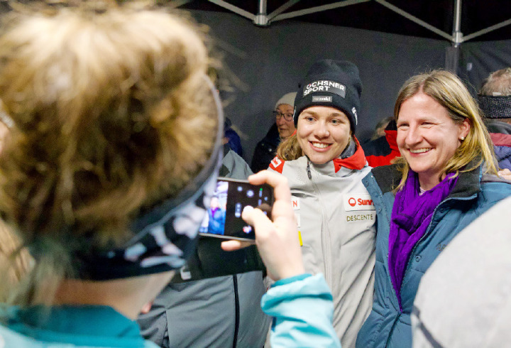 Ein Erinnerungsfoto mit Dania Allenbach, Siegerin der Europacup-Gesamtwertung im Riesenslalom. Ein Erinnerungsfoto mit Dania Allenbach, Siegerin der Europacup-Gesamtwertung im Riesenslalom.