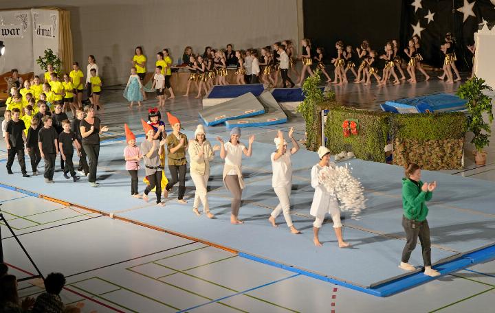 Einmarsch aller Teilnehmenden nach einer geglückten Turnschau 2025. FOTOS: JÜRG HAUSWIRTH