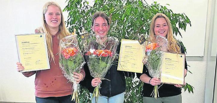 Die Gewinnerin der SwissSkills-Klassenausscheidung, Loreta Luma, umrahmt von Sarah Lörtscher (links) und Fabienne Blatti (rechts). FOTO: ZVG