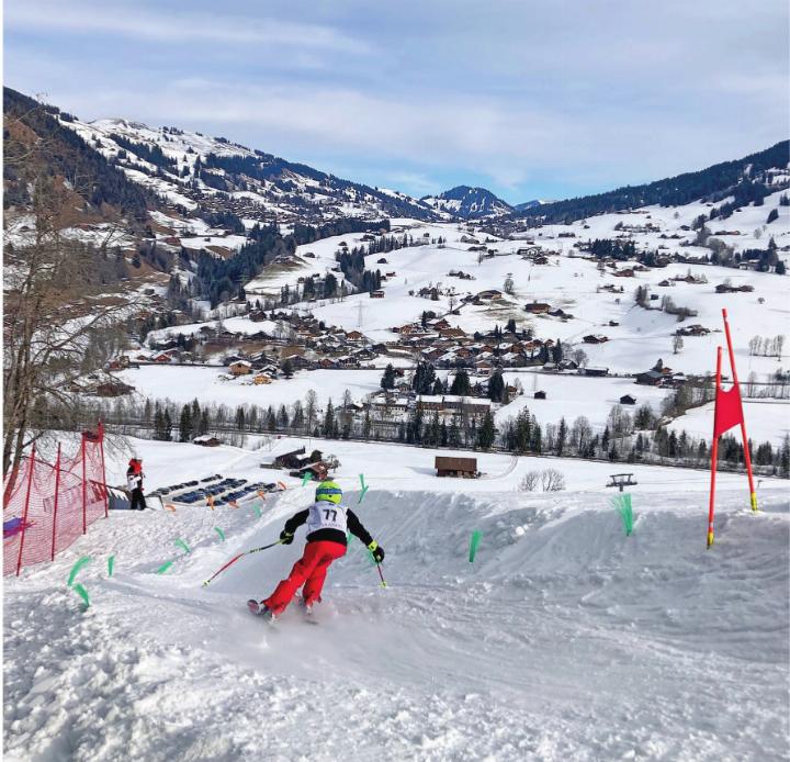 Theo Haldi vom SC Schönried in der Anfahrt zum Sprung.     FOTOS: SELINA KURMANN