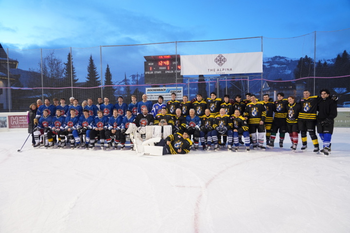 Die Schiedsrichter Marco Romang und Ruedi Kunz leiteten die Partie, in der beide Teams mit grossem Einsatz um jeden Puck kämpften. Trotz einer beeindruckender Aufholjagd des Gstaader Mixed-Team (Gymnasiast:innen, Nachwuchsspieler:innen und Senioren des HC Gstaad-Saanenland) im letzen Drittel, behielt die Mannschaft des Instituts Le Rosey (Mixed-Team aus Studenten, Lehrern, Freunden und Ehemaligen) die Nerven und sicherte sich den knappen 8:7 Sieg.(Fotos: Paula Mittag)