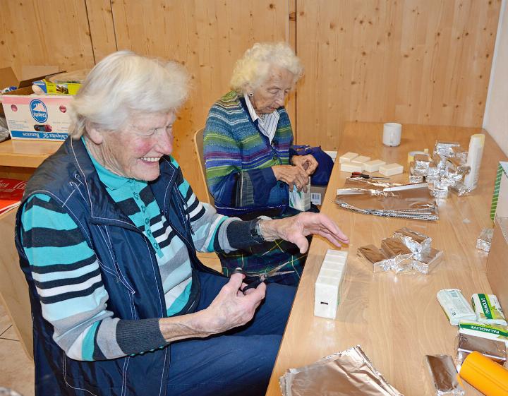 Von links: Zwei Freundinnen, Margrit Bach (89) und Ursula Mösching (92) haben Spass beim Seife verpacken.