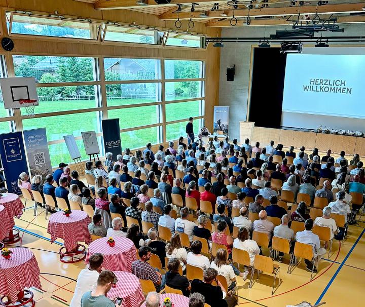 An der 32. Hauptversammlung von Gstaad Saanenland Tourismus in der Mehrzweckhalle Gsteig nahmen 152 Personen teil. FOTO: DESTINATION GSTAAD