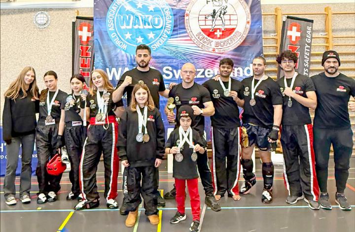 Stolz präsentieren die Mitglieder des Gstaad Kickboxing-Vereins die hart umkämpften Medaillen. FOTO: ZVG