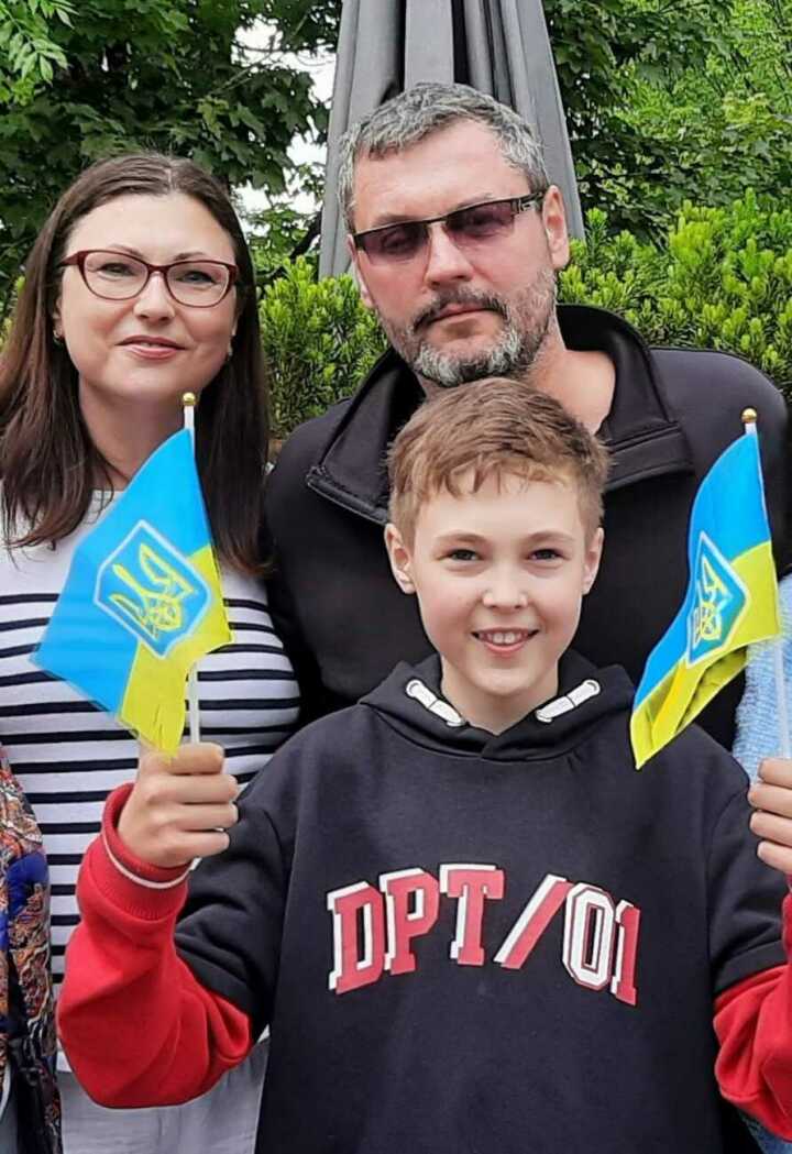 Lena Dobrovolska mit Ehemann Sergii und Yvan freuen sich, dass sie alle in Schönried leben können. (Foto:zvg)