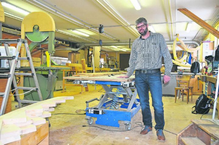 Hier fühlt sich der gelernte Zimmermann wohl: umgeben von Holz und Maschinen. Doch es gibt auch einiges neben dem Berufsalltag zu tun! FOTO: SONJA WOLF