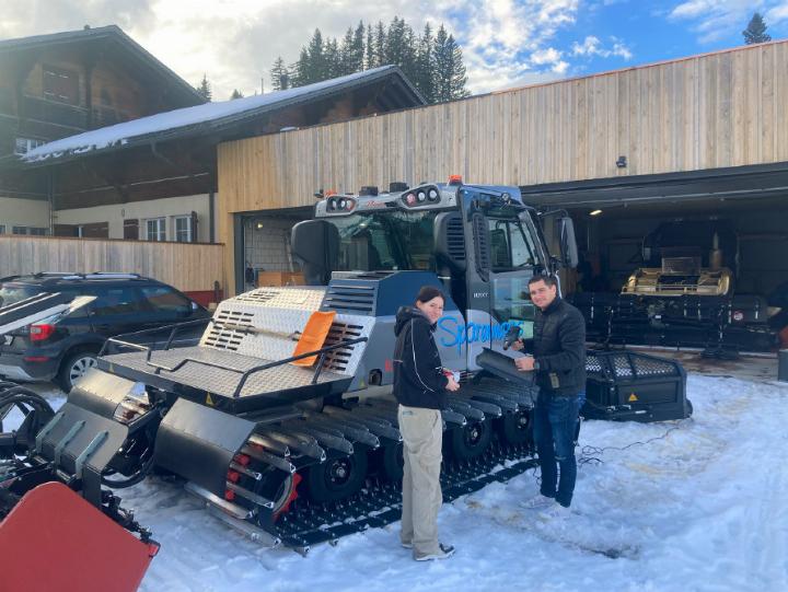 Der neue Husky wird für die Taufe am Saisoneröffnungs-Apéro vorbereitet. Er freut sich, mit Spitzenleistung dem Sparenmoos und der Marke Gstaad zu dienen. FOTO: ZVG