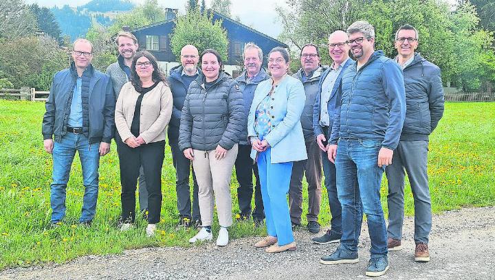 V.l. Joe Bürki, Claudio Thoenen, Susanne Schneider Bill, Hanspeter Reichenbach, Ana de Moura, Toni von Grünigen, Lea Romang, Thomas Kernen, Louis Lanz, Martin Hefti und Roman Gimmel. FOTO: ZVG