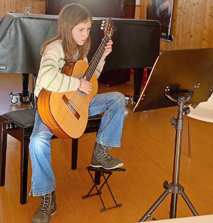 Charlotte Oehrli mit voller Konzentration zur hervorragenden Certificatsprüfung. FOTO: ZVG