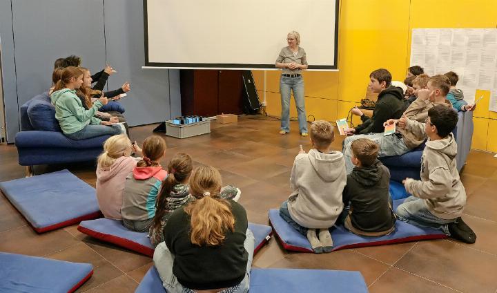 Alle Daumen hoch! Die Jugendlichen geben ein durchwegs positives Feedback zu dem, was sie bei «Love Limits» gelernt haben.
FOTOS: PAULA MITTAG Alle Daumen hoch! Die Jugendlichen geben ein durchwegs positives Feedback zu dem, was sie bei «Love Limits» gelernt haben.
FOTOS: PAULA MITTAG