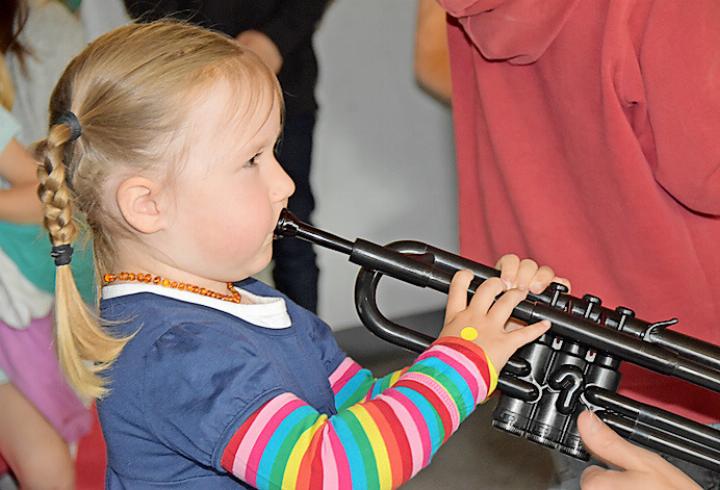 Schnuppern bedeutet auch ausprobieren, tasten und spüren, wie es sich anfühlt, ein Instrument zu spielen. FOTO: ANITA MOSER