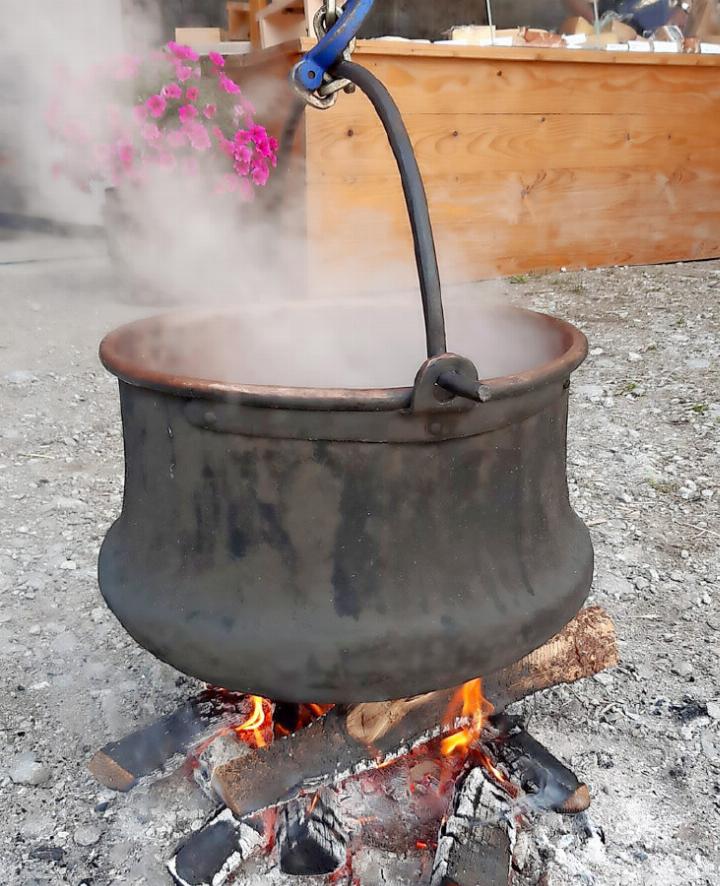 «Ds Chessi und ds Fonduecaquelon.» FOTO: HANS-PETER VENNER