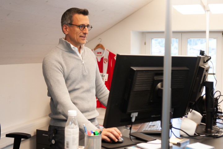 Bald Vergangenheit: Verwaltungsdirektor Roman Gimmel in seinem Büro in Saanen. (Foto: Kerem Maurer)