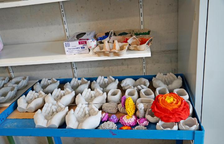 Blumenschalen in Form von Händen sind ein neues Produkt der Werkstatt.