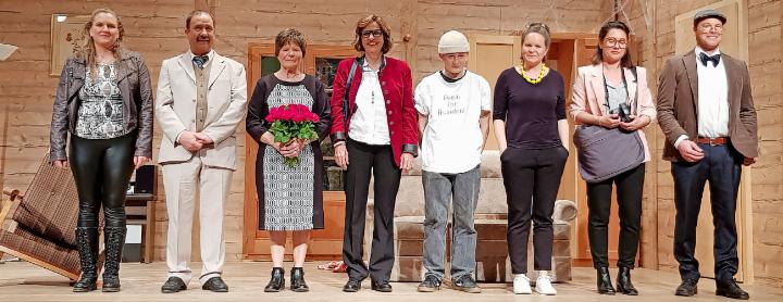 V.l. Martina Kübli (Fraktionschefin), Ruedi Hefti (Bundesratskandidat), Esther Bütschi (Frau des Bundesratskandidaten), Heidi Marmet (Gegenkandidatin des Bundsratskandidaten), Valentin von Grünigen (T-Shirt-Lieferant), Eveline Gygax (Zimmermädchen Anna-Lena), Pamela Bütschi (Journalistin), Cédric Yersin (Revisor Jérôme Stücheli). FOTOS: EUGEN DORNBIERER-HAUSWIRTH