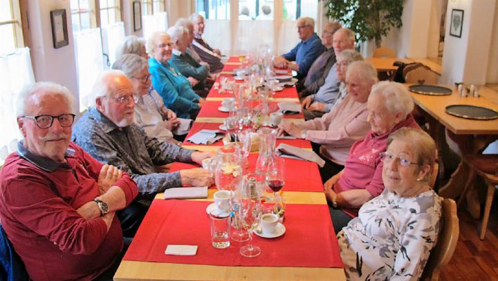 GemütlichesBeisammensein am schön dekorierten, langen Tisch. FOTO: GEORGES FLEUTI