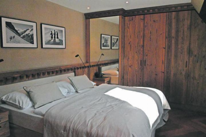 Sonnenstrahlen auf der Bettdecke: Die vom Holz geprägte Ausstattung der Zimmer erzielt seine Wirkung durch viel Tageslicht in den Räumen.