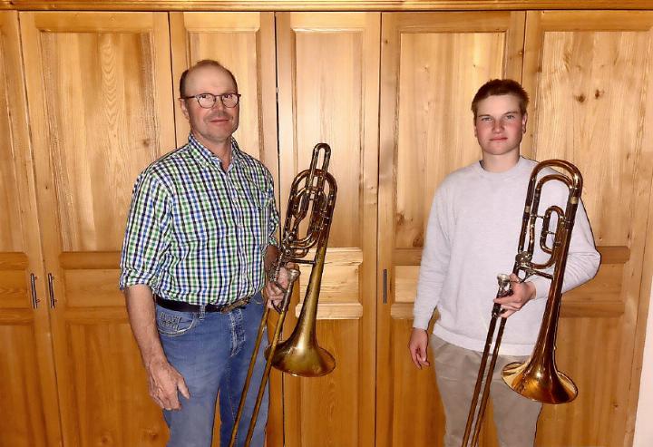 Der erste Abesitz wird vom Posaunenduo Jens und Walter Zahler musikalisch umrahmt. FOTO: ZVG