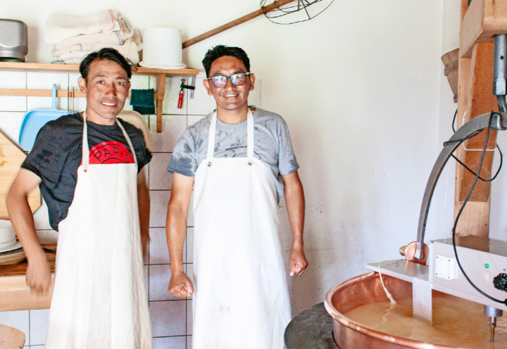 Die in Samagaun (Nepal) lebenden Nepalesen tibetischer Abstammung Nima Chiring (links) und Dawa Norbu erlernen im Rahmen eines Hilfsprojekts des Manjushri Vereins auf der Alp Turnels das Käsen.