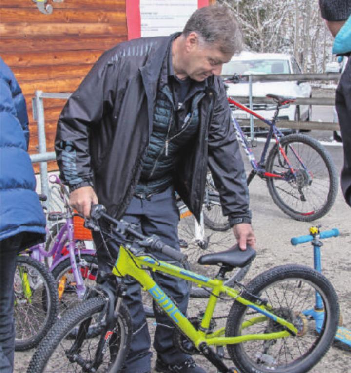 Fredy von Fredy’s Bikewält hilft schon seit Jahren bei kleinen Reparaturen oder Einstellungen an der Velobörse.