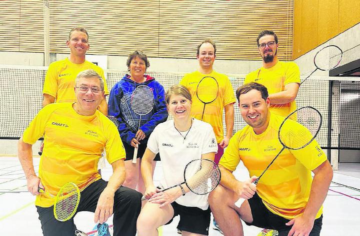 Hinten: Thomas Trachsel, Tatjana Röthlin, Mike Matti, Simon Feuz; vorne: Jules van Enckevort, Sybille Hofmann und Sam Matti. FOTO: BADMINTONCLUB GSTAAD
