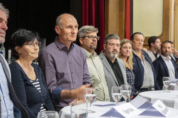 Philippe Marmet (GLP) wartet gespannt auf seine Frage und so auch seine Mitstreitenden. (Fotos: Jocelyne page)