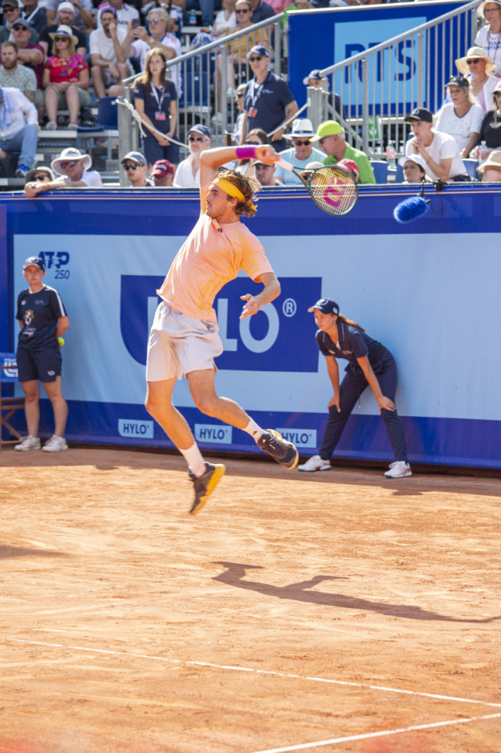 Stefanos Tsitsipas war in guter Stimmung nach seinem Sieg. Im Siegerinterview schwärmte er über Gstaad und das Saanenland, die Höhenlage und die frische Luft tue ihm gut. FOTOS: JOCELYNE PAGE