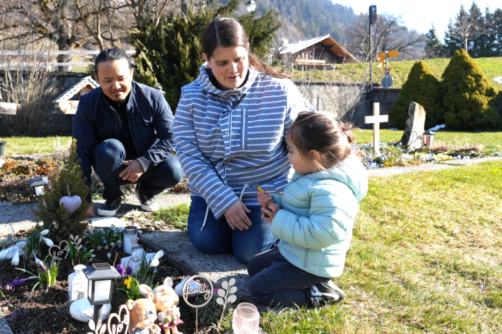 Die Familie Lama schätzt es, dass sie für Hannah ein Einzelgrab bekamen – in der Schweiz nicht selbstverständlich.   FOTOS: JONATHAN SCHOPFER