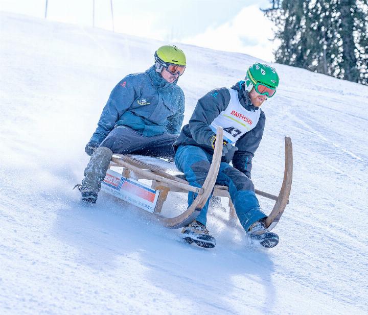 Halsbrecherische Manöver auf dem Hornschlitten. FOTO: HANSPETER LINIGER