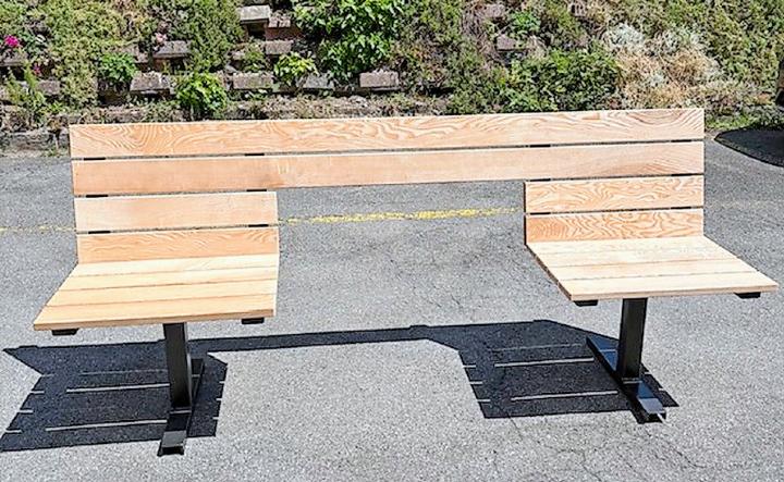 Die erste Sitzbank wurde von den Firmen Mösching Küchenbau & Schreinerei, Thoenen Baut und der Malerei Schwenter gesponsert und wird nach der Brocante der Alpenruhe geschenkt. FOTO: ZVG