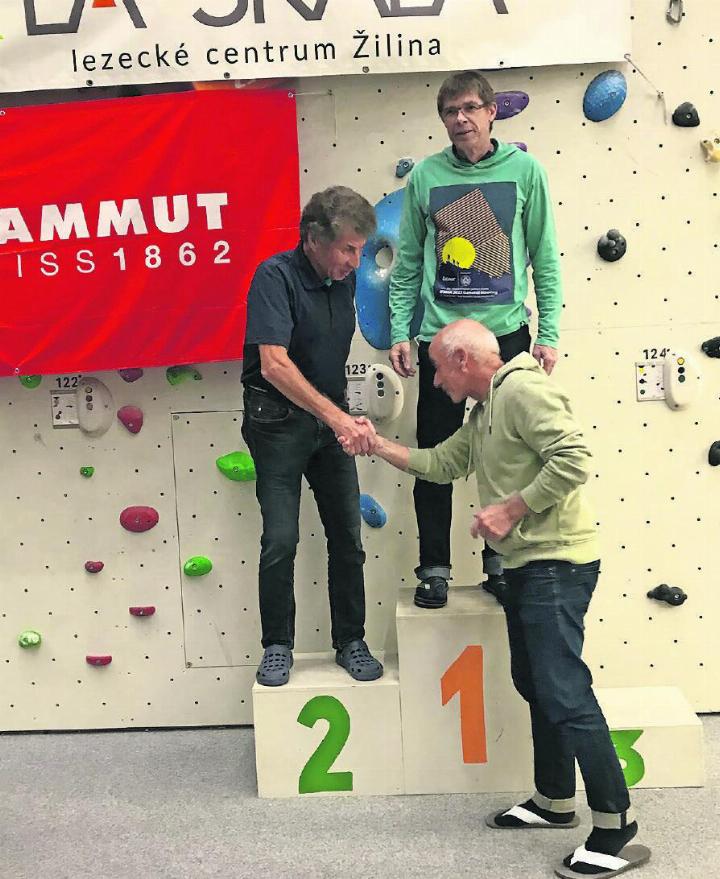 Die Sieger Dreierkombination (Riesenslalom, Aufstiegsrennen mit Ski und Klettern): Freddy Abächerli (rechts) und Armin Oehrli (links) empfangen die Glückwünsche von Urs Wellauer, dem frisch gewählten Präsidenten der IVBV. FOTO: ZVG