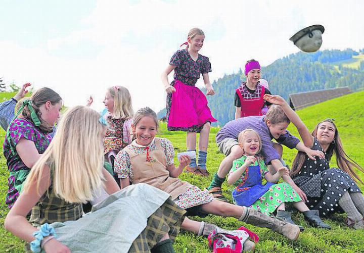 Eine Szene aus dem Freilichttheater: «Gib mir den Hut zurück, gib ihn!» Die Schulkinder finden den Geschichtsunterricht bei Fräulein Jaggi so langweilig, dass sie sich zu foppen beginnen. FOTO: ZVG