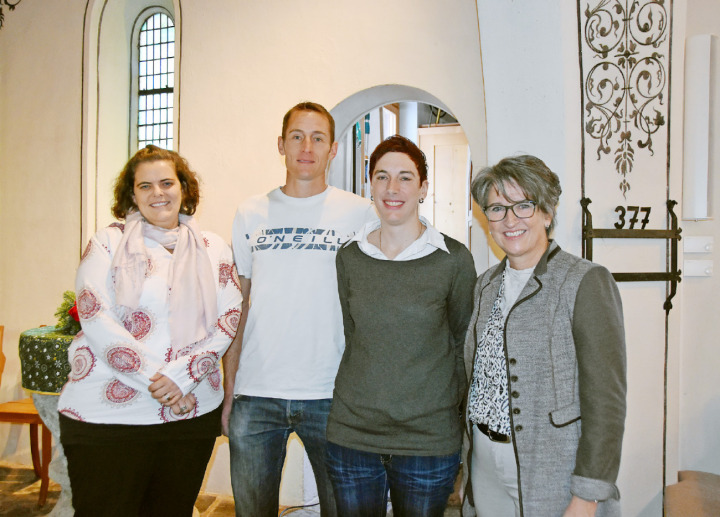 Marcel Hauswirth und Regula Müllener (2. von rechts) wurden neu in den Kirchgemeinderat Saanen-Gsteig gewählt. Ratspräsidentin Monika Steiner (rechts) wurde für eine weitere Amtszeit bestätigt, ebenso Sibylle Walker (links), sie wurde zudem zur neuen Vizepräsidentin gewählt. Es fehlt Daniela Perreten (neu in den Rat gewählt). FOTO: ANITA MOSER