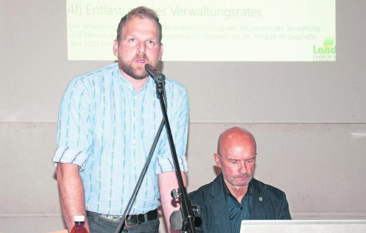 Führten speditiv und humorvoll durch die Generalversammlung der Landi Simmental-Saanen: Jonathan Trachsel, Präsident des Verwaltungsrats (stehend) und Mario Cairoli, Vorsitzender der Geschäftsleitung. FOTO: KEREM MAURER