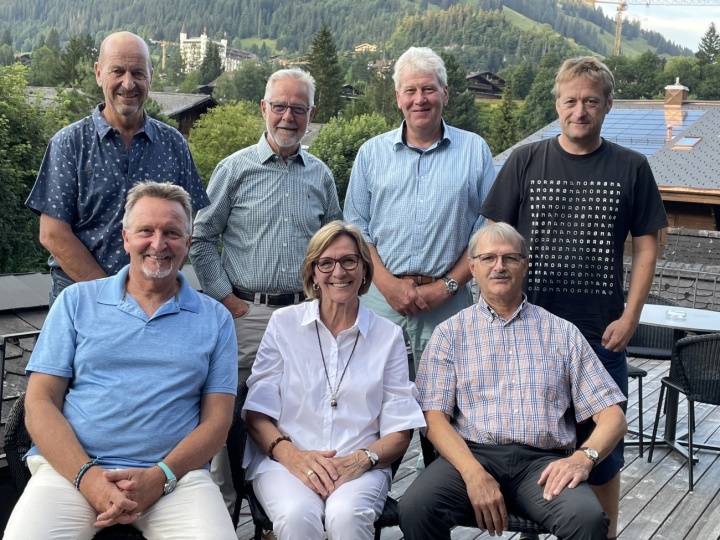 Sie haben die Eisbahn Gstaad AG die letzten Jahre geprägt  (stehend von links):  VR-Vizepräsident Peter Brand,  VR Robert Stutz, VR-Präsident Stefan Romang, Sekretär und  VR Bernhard Ludi. Sitzend von links: VR Patrick Zürcher,  VR Katharina von Siebenthal und Jürg Horn (Kassier, aber nicht  im Verwaltungsrat). (Foto: AvS)