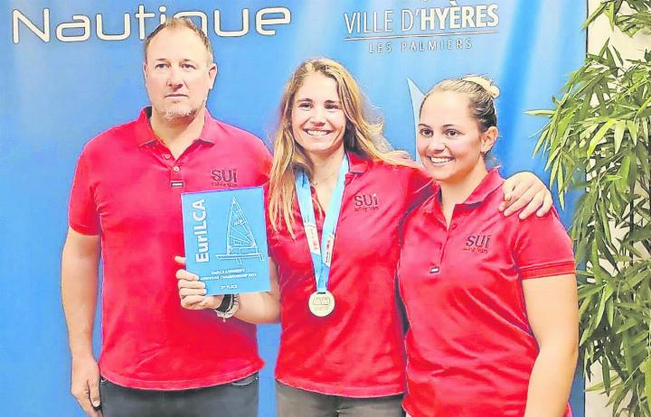 Anja von Allmen (rechts) mit Silbermedaillengewinnerin Maud Jayet (SNG) und Coach Mikael Lundh in Hyères. FOTO: ZVG