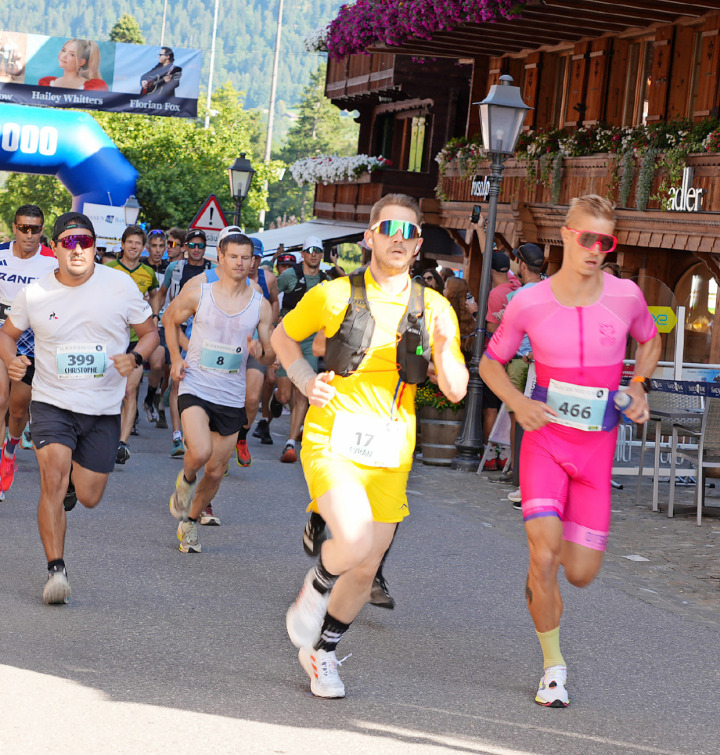 Start in Gstaad: Christian Mathys (Nr. 8) läuft von Beginn an vorne mit und gewinnt schliesslich das Rennen. FOTO: JONATHAN SCHOPFER