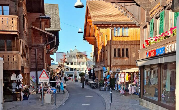 Marktstände, Spiel, Spass Musik und feine Häppchen warten auf Einheimische und Gäste bei gemütlicher Stimmung im Saanendorf. FOTO: UELI MÜLLER