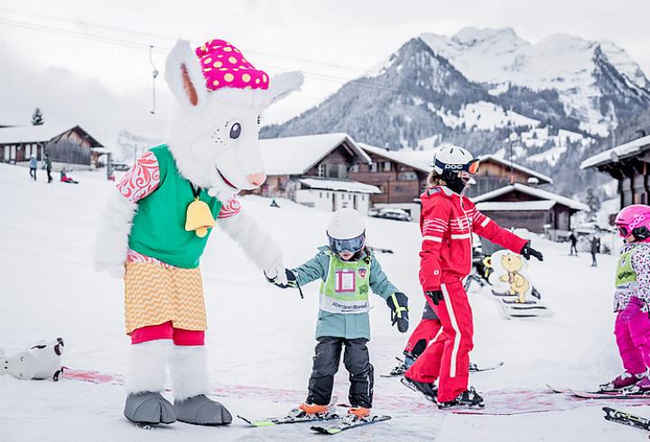 Kinder und Jugendliche bis 15-jährig fahren auch in diesem Winter kostenlos mit den Gstaader Bergbahnen. FOTO: NOMADNESS_GST