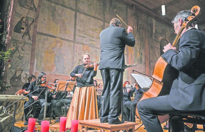 Die europaweit renommierte, dem Orchestra degli Amici eng verbundene Geigerin Simone Roggen meisterte dieses sehr bekannte und doch immer wieder verblüffende Violinkonzert äusserst sensibel und musikalisch. FOTOS: PHILIPPE CHEVALIER