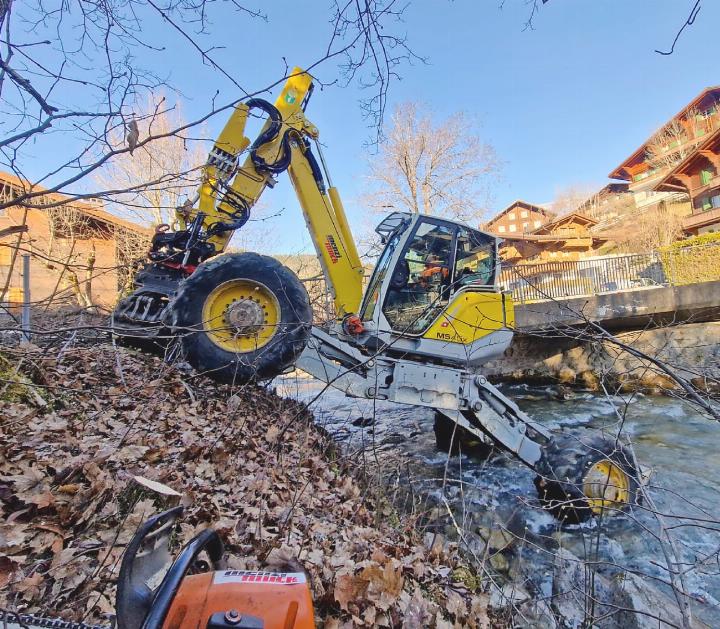 Die Schwellenkorporation der Gemeinde Saanen greift punktuell in die Ufervegetation ein – hier beim Louibach in Gstaad.   FOTO: ZVG