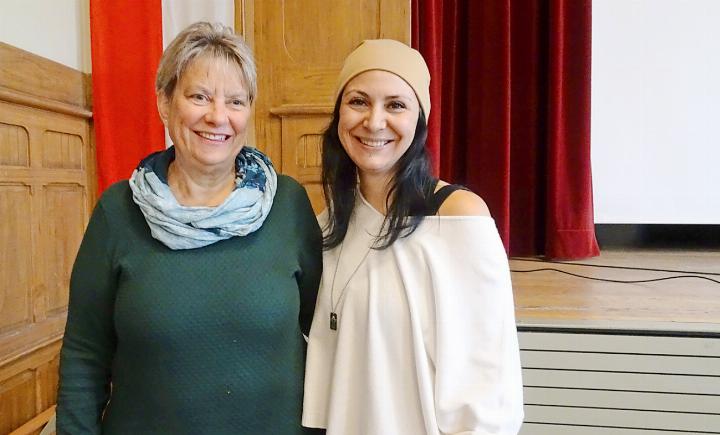 Moderatorin Doris Kuhnen mit Florida Zimmermann, die mit ihrer Lebensgeschichte einen tiefen Eindruck hinterliess. FOTOS: VRENI MÜLLENER Moderatorin Doris Kuhnen mit Florida Zimmermann, die mit ihrer Lebensgeschichte einen tiefen Eindruck hinterliess. FOTOS: VRENI MÜLLENER