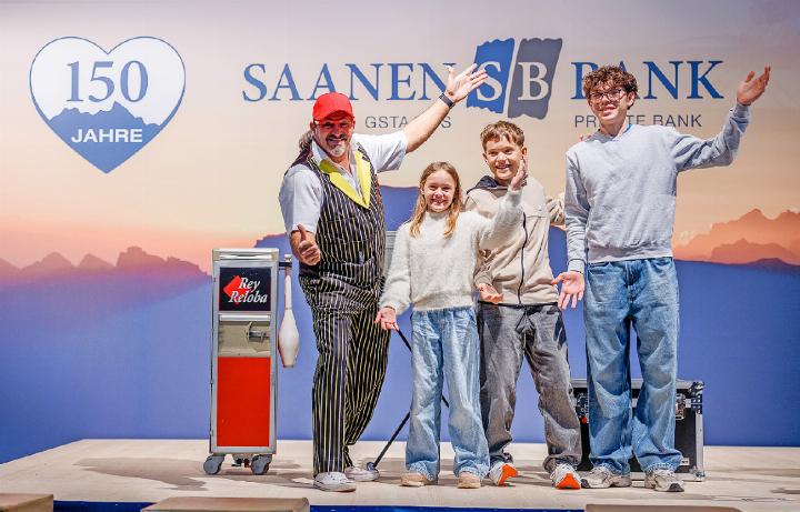 150 Jahre Saanen Bank - vielfältige Unterhaltung für Gross und Klein an der Gstaader Messe. FOTO: ANNA-LENA WINTERBERGER