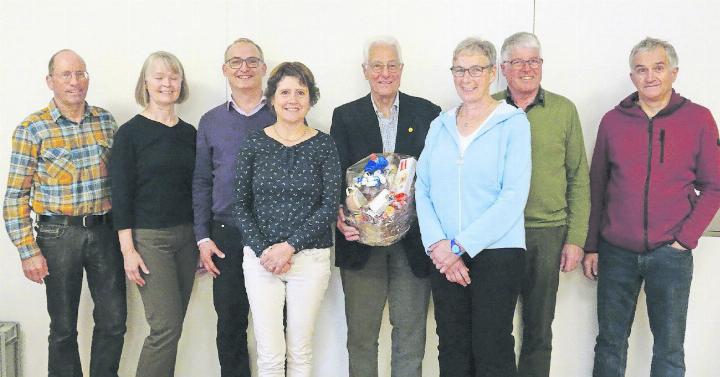 Der Vorstand in der neuen Zusammensetzung mit dem abtretenden Präsidenten (von links): Marcel Reichenbach, Karin Zingre, Sven Deck, Rosmarie Brand, Urs Bach, Therese Mösching, Hanspeter Bach und Martin Trummer. FOTOS: VRENI MÜLLENER