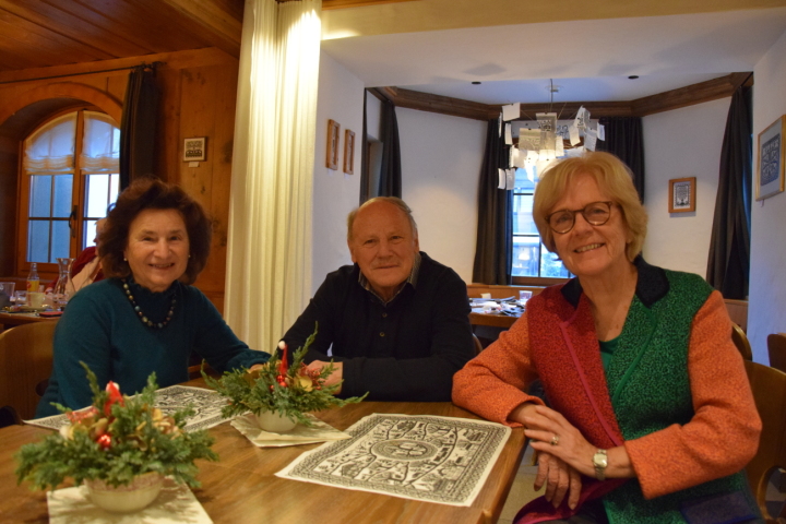 Susanne Perreten, Hansjörg Zahnd und Heidi von Siebenthal – von ihr stammt  die Idee – am letzten «Sunntigs-Träff»  in diesem Jahr. (Foto: AvS)